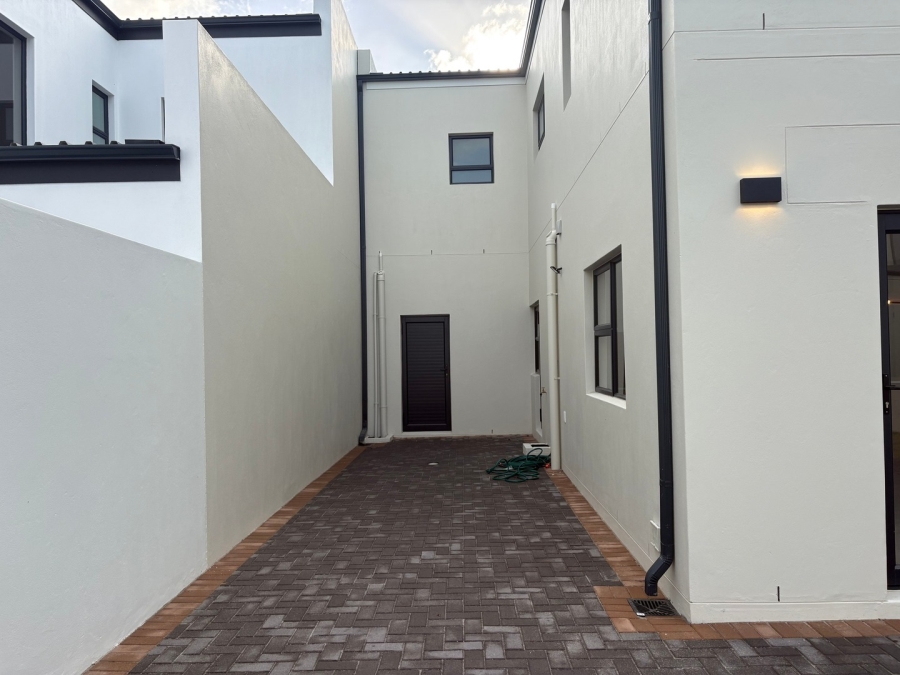 To Let 4 Bedroom Property for Rent in Sandown Western Cape